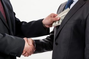 Autoridades acusan a empresa de promoción de manipular precios